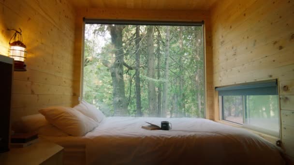 Fuga Nella Natura Cabina Glamping Giorno Del Fine Settimana Letto — Video Stock