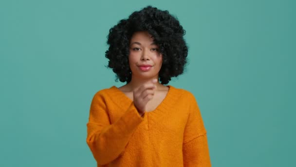 Slow Motion Studio Sköt Afroamerikansk Kvinna Ljusa Orange Tröja Positivt — Stockvideo