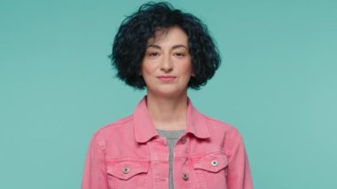 Görkemli, olgun bir kadın kalp işareti gösteriyor. Elleriyle sembol oluşturuyor. Minnettar bir gülümseme, izole edilmiş arka plana bakıyor. Aşk desteği, gönüllülük, bağış, iyilik kavramını kapat.