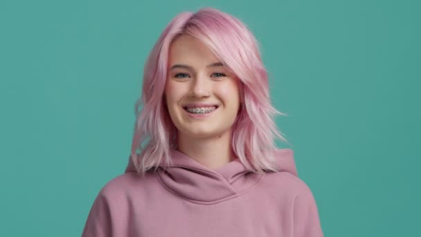Powolny Portret Młodej Studentki Lat Tych Stylową Różową Fryzurą Nawiasami — Wideo stockowe