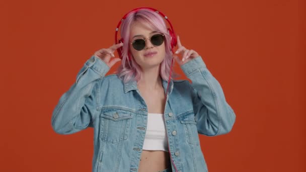 Fresca Studentessa Hipster Con Capelli Rosa Occhiali Sole Cuffie Che — Video Stock