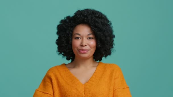 Portret Afro Amerikaanse Vrouw 25S Tonen Hart Teken Merk Symbool — Stockvideo