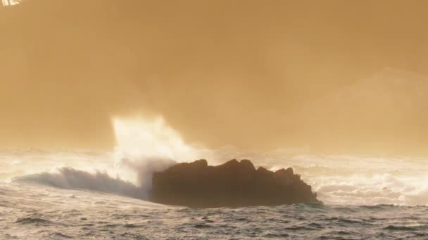 极强的海浪浪破浪涌浪涌浪涌浪涌浪花的威力 在美国加利福尼亚州蒙特里海岸美丽而柔和的金色落日光芒下 红色相机拍摄了史诗般的慢镜头 — 图库视频影像