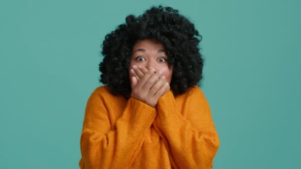 Überraschte Frau Kann Glück Nicht Glauben Aufgeregte Frau Mit Afro — Stockvideo