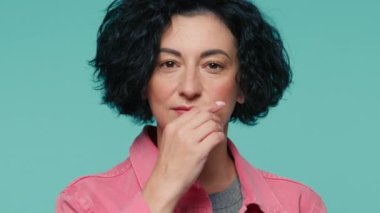 Yavaş çekimde pembe ceketli olgun bir kadının portresi kameraya doğru bakıyor ve fermuar çekiyor, ağzı kapatıyor sessizliği canlandırıyor, konuşmayı kes 4K