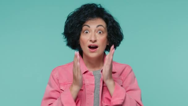Niesamowita Podekscytowana Dojrzała Kobieta Krótką Kręconą Fryzurą Podnoszącą Ręce Otwartymi — Wideo stockowe