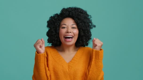 Yavaş Çekim Kıvırcık Saçlı Yüksek Sesle Bağıran Afrikalı Amerikalı Kadını — Stok video