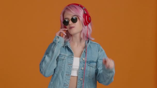Joven Chica Hipster Sentirse Fresco Gafas Sol Auriculares Inalámbricos Bailando — Vídeos de Stock