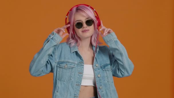 Fresca Studentessa Hipster Con Capelli Rosa Occhiali Sole Cuffie Che — Video Stock