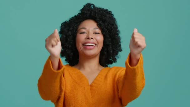 Θετική Ανατροφοδότηση Σώμα Νοηματική Έννοια Χαρούμενη Γοητευτική Όμορφη Αφροαμερικανή Θετική — Αρχείο Βίντεο