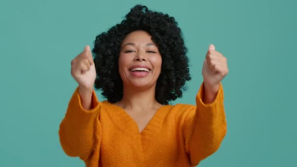 Retroalimentación Positiva Concepto Signo Lenguaje Corporal Alegre Encantadora Hermosa Mujer — Vídeo de stock