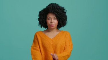 20 'li ya da 30' lu yılların Afrika 'sında başarılı güçlü iş kadını feminizm işkadını patron kadın lider kadın kazak giymiş kollarını kavuşturup kameranın izole edilmiş arka planına bakıyor.