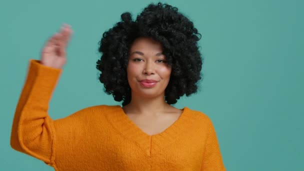 Cabello Rizado Bastante Sonriente Mujer Afroamericana Mostrando Positivamente Nos Vemos — Vídeos de Stock