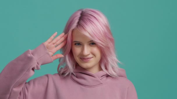 Csinos Mosolygós Rózsaszín Haj Fiatal Lány Pozitívan Mutatja Látni Később — Stock videók