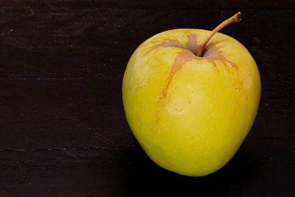 Manzana Verde Tablas Árboles Negros — Foto de Stock