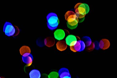 Siyah arkaplana yumuşak odaklı çok renkli ışıklar