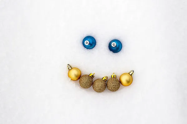 Χαμογελαστή Φατσούλα Φτιαγμένη Από Χριστουγεννιάτικες Μπάλες Στο Χιόνι — Φωτογραφία Αρχείου