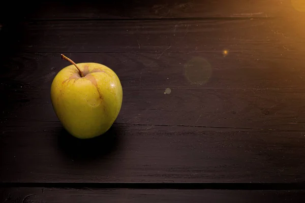 Grönt Äpple Svarta Trädens Brädor — Stockfoto