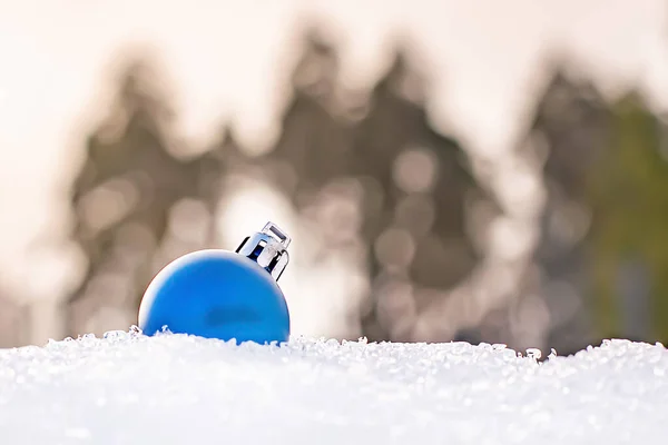 Μία Μπλε Μπάλα Χριστουγεννιάτικου Δέντρου Λευκό Χιόνι — Φωτογραφία Αρχείου