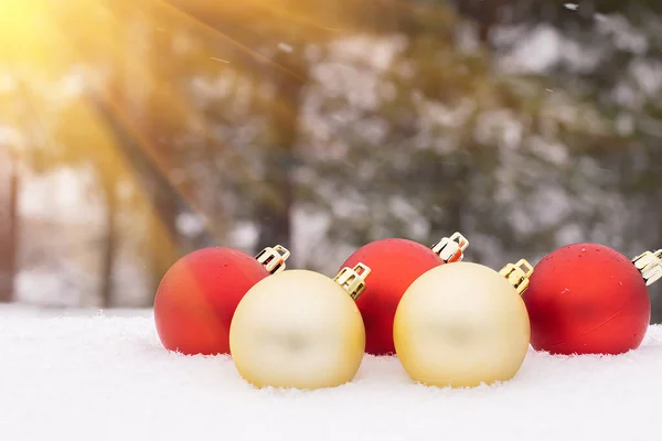 太陽の光で雪のクリスマスボール — ストック写真