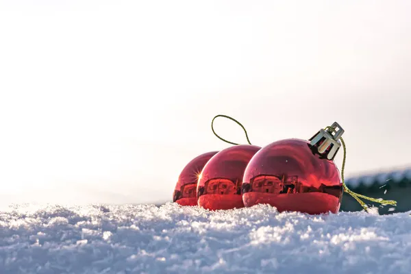 Τρεις Κόκκινες Μπάλες Χριστουγεννιάτικου Δέντρου Λευκό Χιόνι — Φωτογραφία Αρχείου