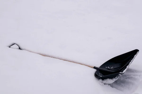 Łopata Leży Białym Śniegu — Zdjęcie stockowe