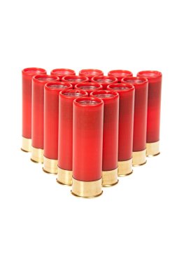 beyaz zemin üzerine kırmızı avcılık kartuşları