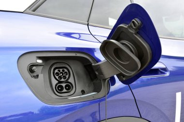 Modern bir elektrikli arabanın şarj portu.