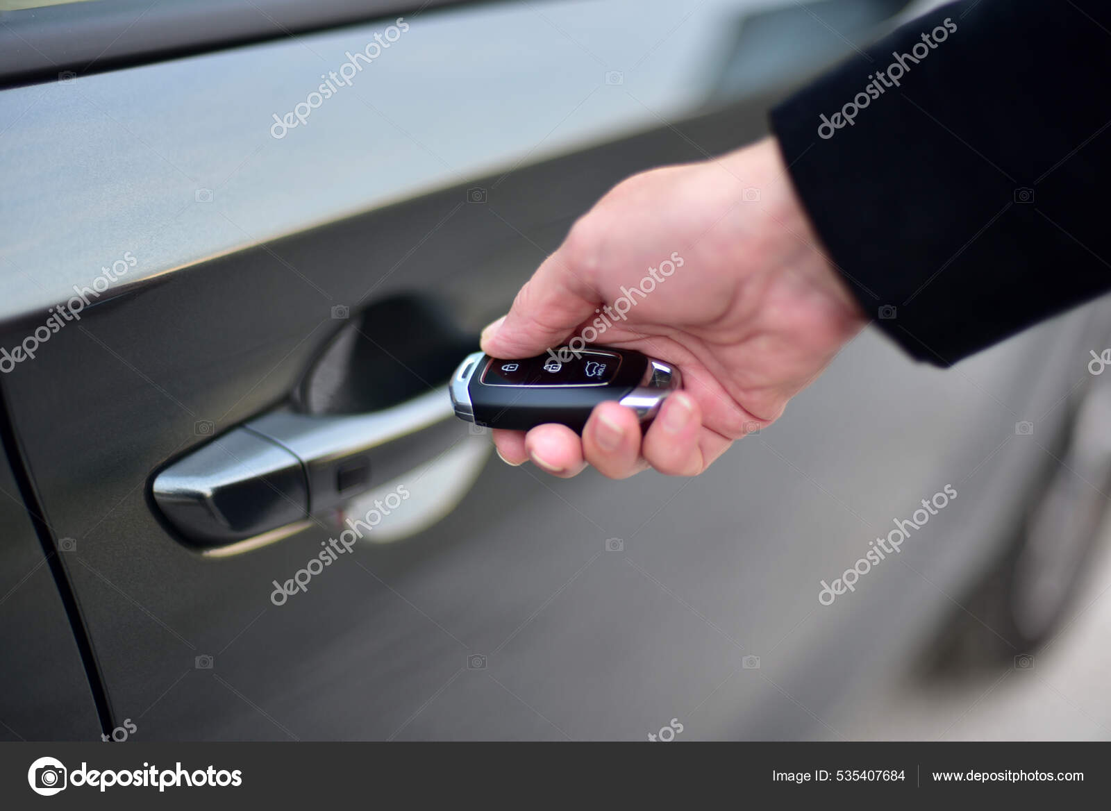 Weibliche Hand Drückt Auf Die Ferngesteuerte Auto Alarmanlage