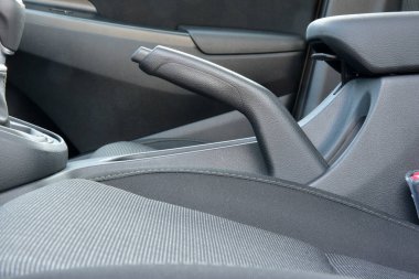 Modern arabanın içinde el freni. Yakın plan.