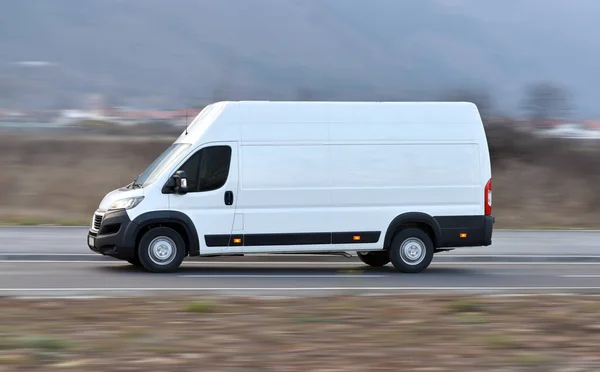 Furgoneta Entrega Grande Conduce Alta Velocidad — Foto de Stock