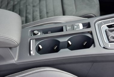 Arabanın ön koltukları arasında bardak tutacağı var.