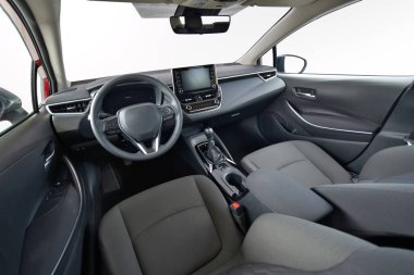 Arabanın içi, önü.