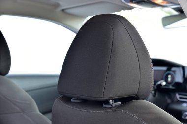 Araba koltuğundaki başlık.