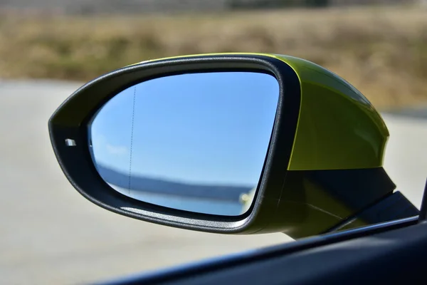 Cermin Samping Dengan Lampu Lalu Lintas Mobil — Stok Foto