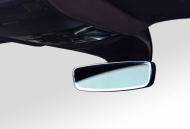 Arabanın içinde dikiz aynası var.