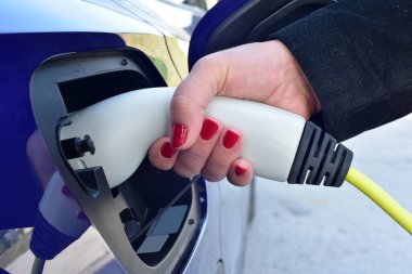 Elektrikli araba şarj bağlantısına bağlanılıyor