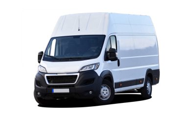 Kargo taşımacılığı için büyük beyaz minibüs.