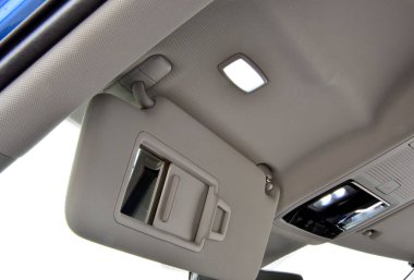 Arabada güneşlik koruması var.