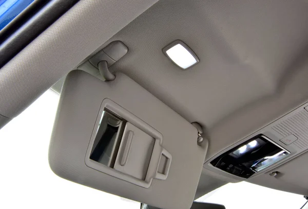 Arabada güneşlik koruması var.