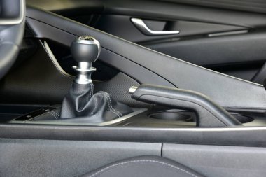 Elle vites değiştirme ve el freni yolcu vagonunda.