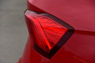 Arka arabanın lambası, arabanın arka tarafında.