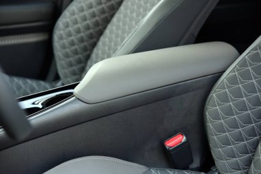 Ön koltuklar arasındaki lüks yolcu vagonunda bileklik.