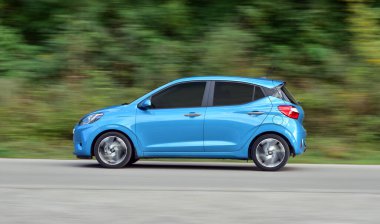 Yolcu vagonu yüksek hızda hareket ediyor.