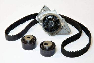 Zamanlama kemeri, silindirler ve su pompası beyaz arka planda duruyor