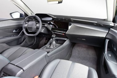 Ön paneli olan bir yolcu vagonunun içi.