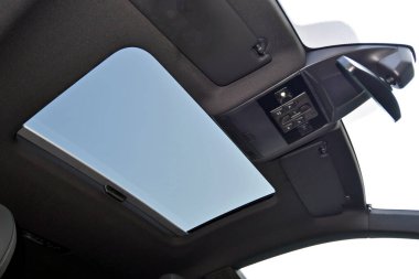 Yolcu vagonunun çatısında bir pencere.