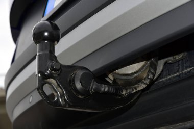 Bir yolcu vagonunun römorku çekiliyor.