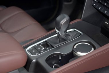 bir off-road arabada otomatik şanzıman kolu