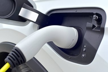 Elektrikli arabaya bağlı şarj konnektörü